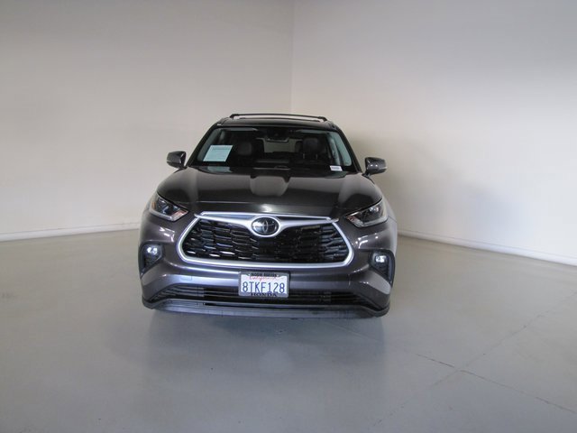 Used 2021 Toyota Highlander XLE image 2