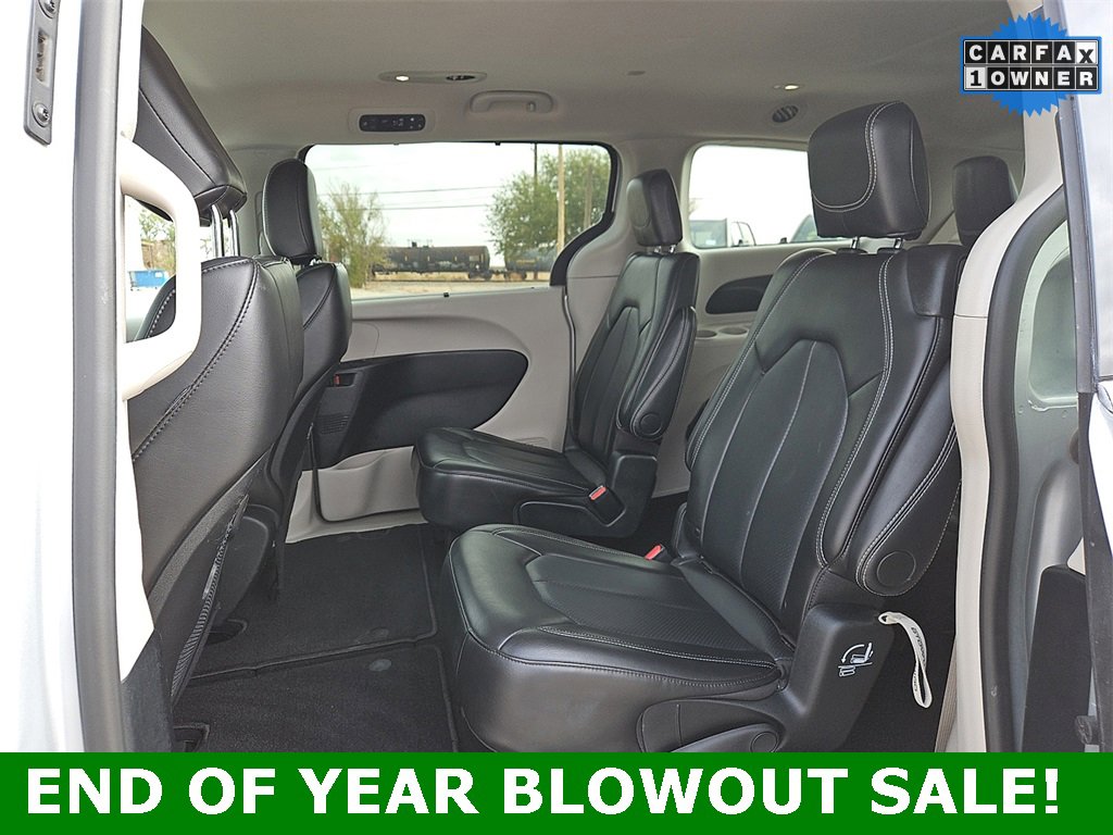 Used 2024 Chrysler Pacifica Touring-L image 11