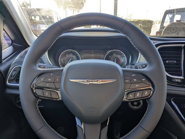 Used 2025 Chrysler Pacifica Limited FWD image 18