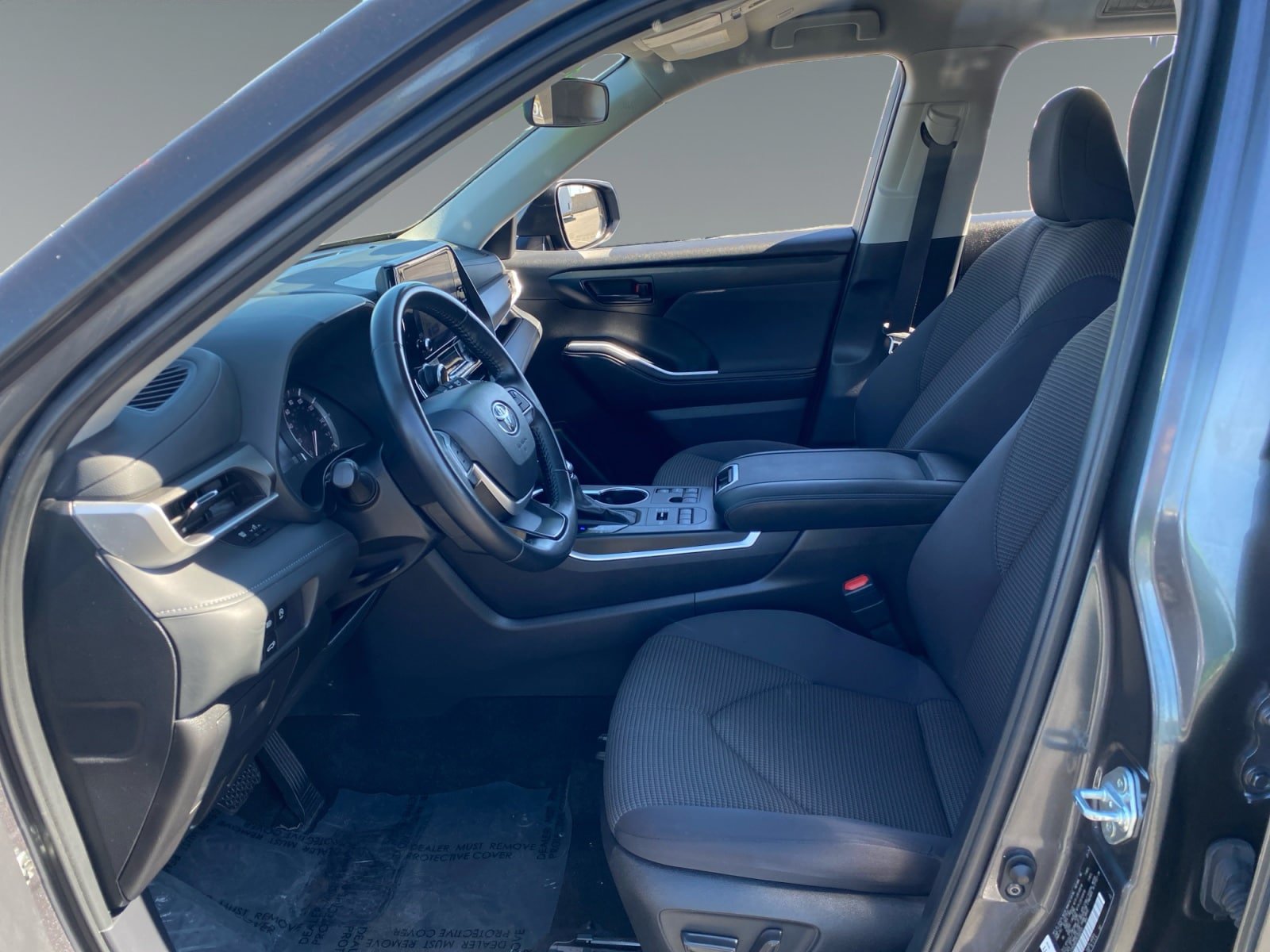 Used 2024 Toyota Highlander LE AWD/4WD image 9