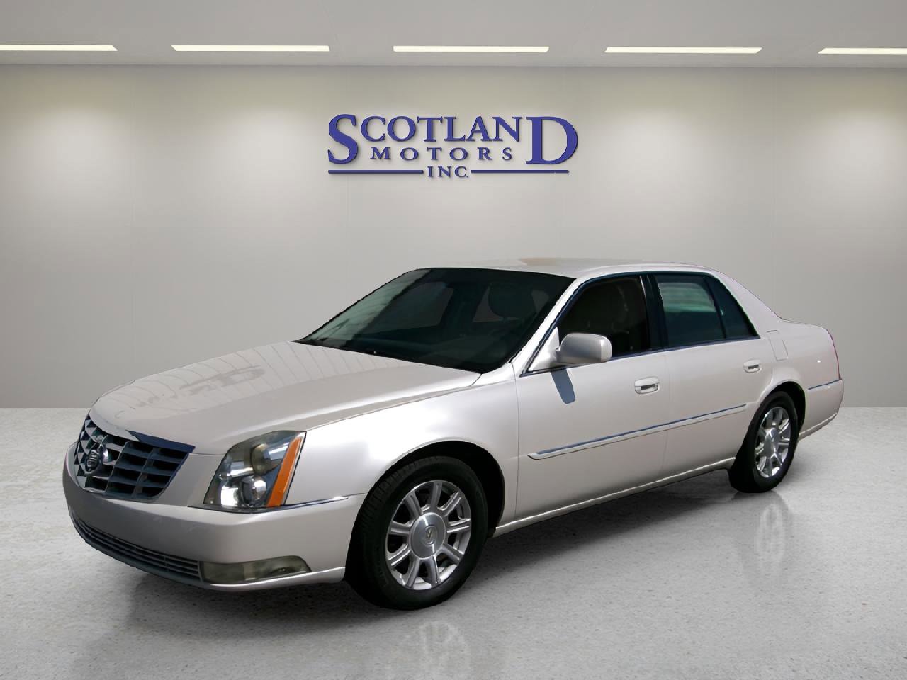 Used 2011 Cadillac DTS image 2