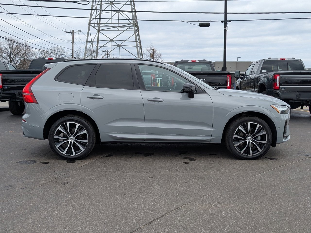 Used 2024 Volvo XC60 B5 Plus image 3