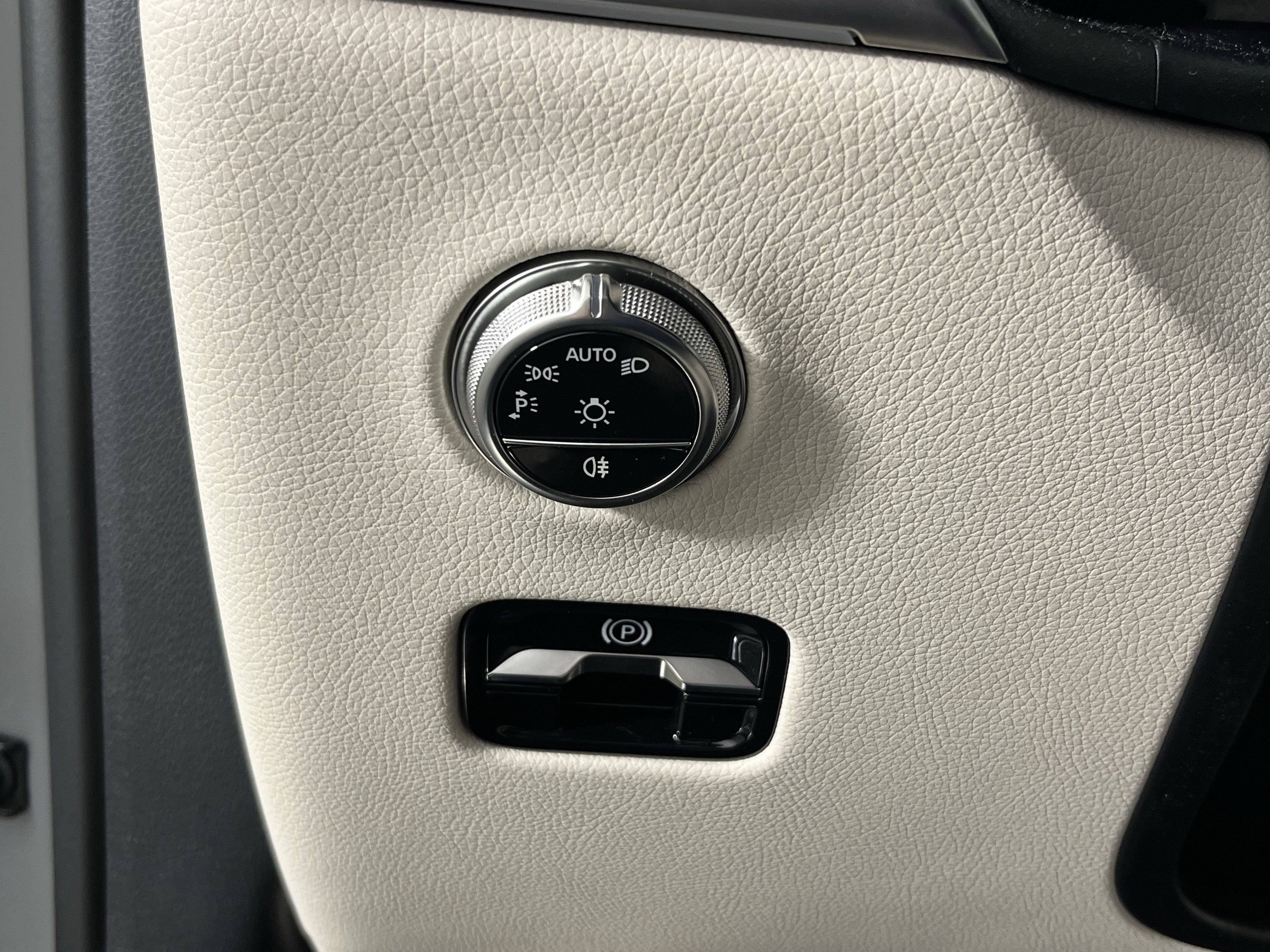 Used 2025 Mercedes-Benz GLC 300 4MATIC image 19