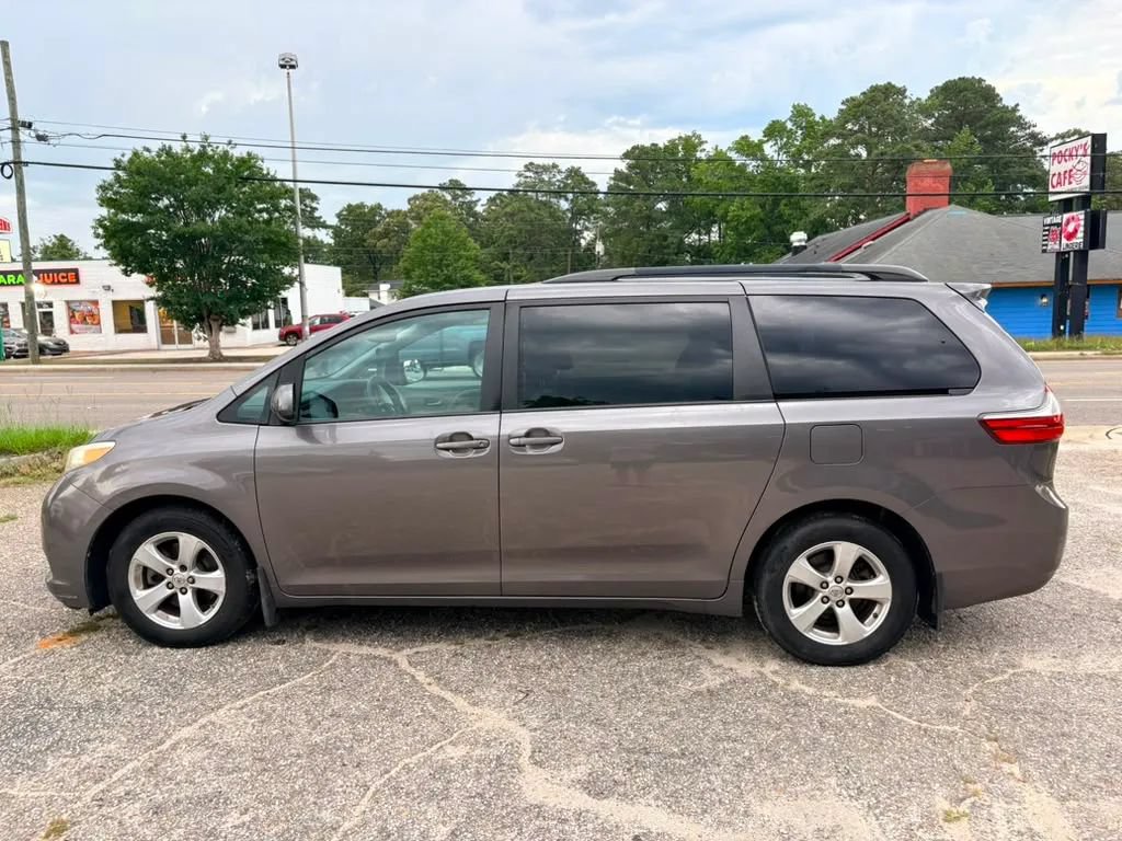 Used 2015 Toyota Sienna LE FWD image 8