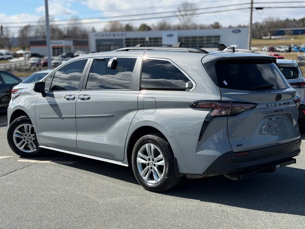 Used 2023 Toyota Sienna XLE Woodland Edition image 3