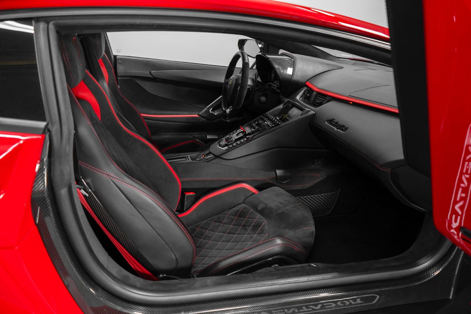 Used 2018 Lamborghini Aventador S image 11