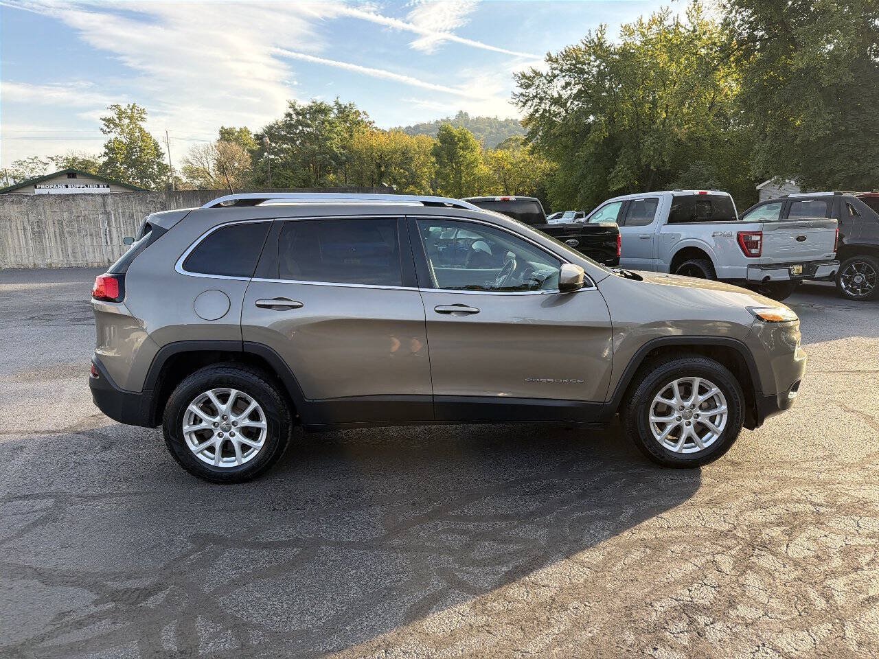 Used 2016 Jeep Cherokee Latitude w/ Cold Weather Group AWD/4WD image 8