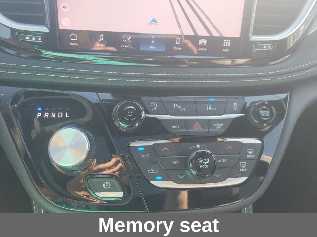 Used 2025 Chrysler Pacifica Limited image 7