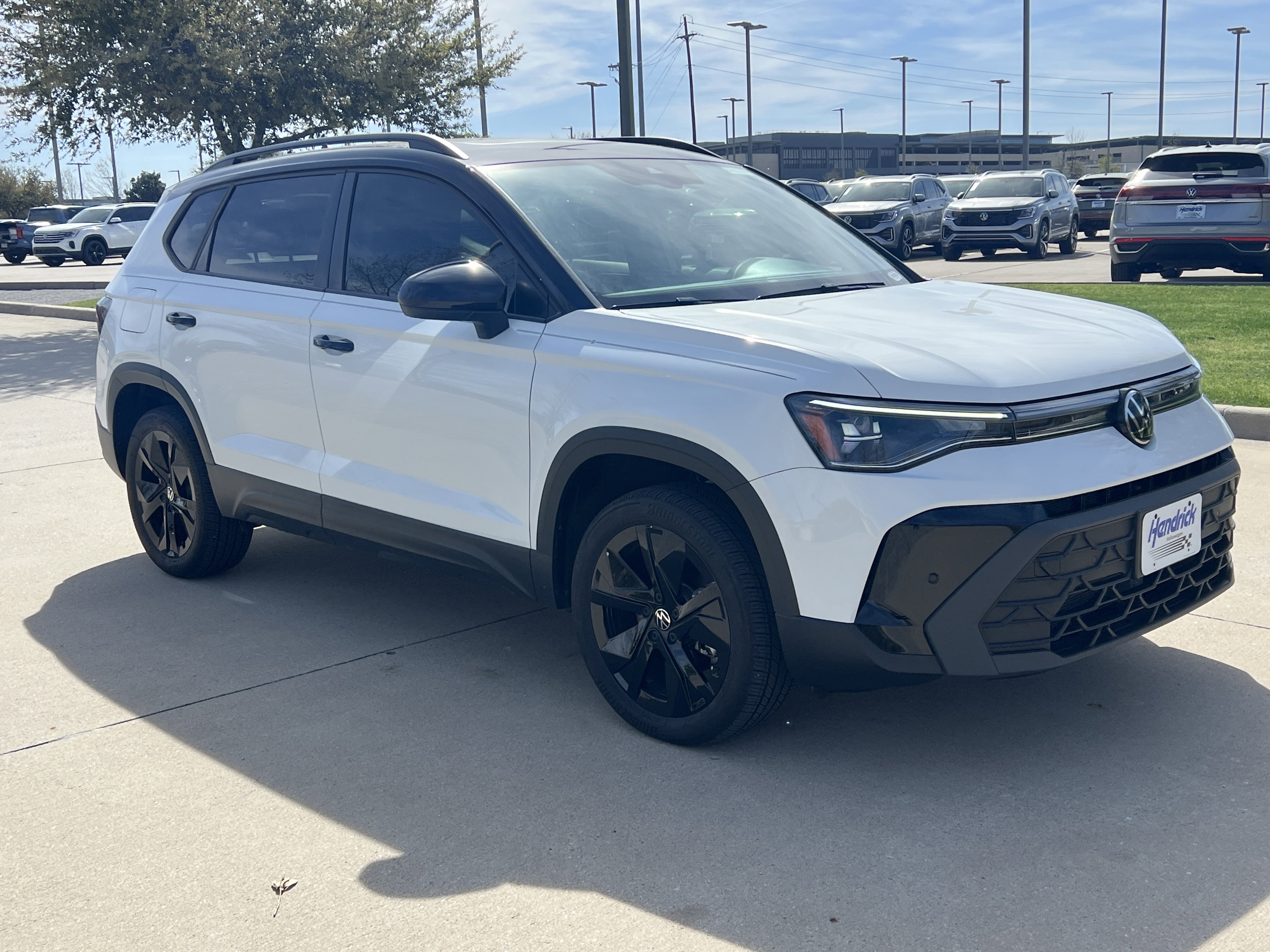 Certified 2025 Volkswagen Taos SE FWD image 2