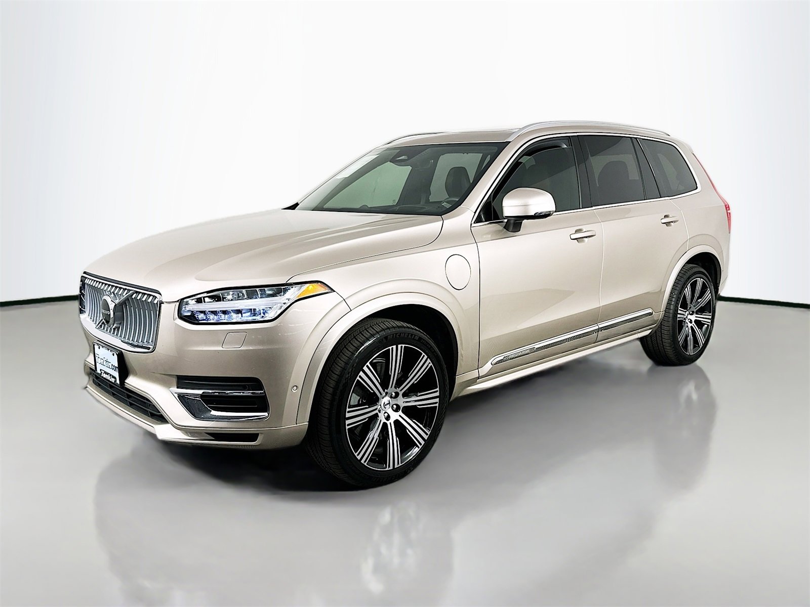 Used 2024 Volvo XC90 T8 Ultimate w/ Lounge Package image 3