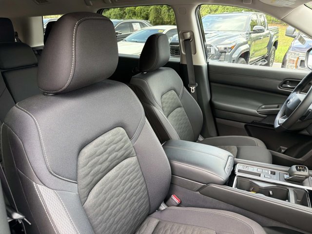 Used 2026 Nissan Pathfinder SV FWD image 17