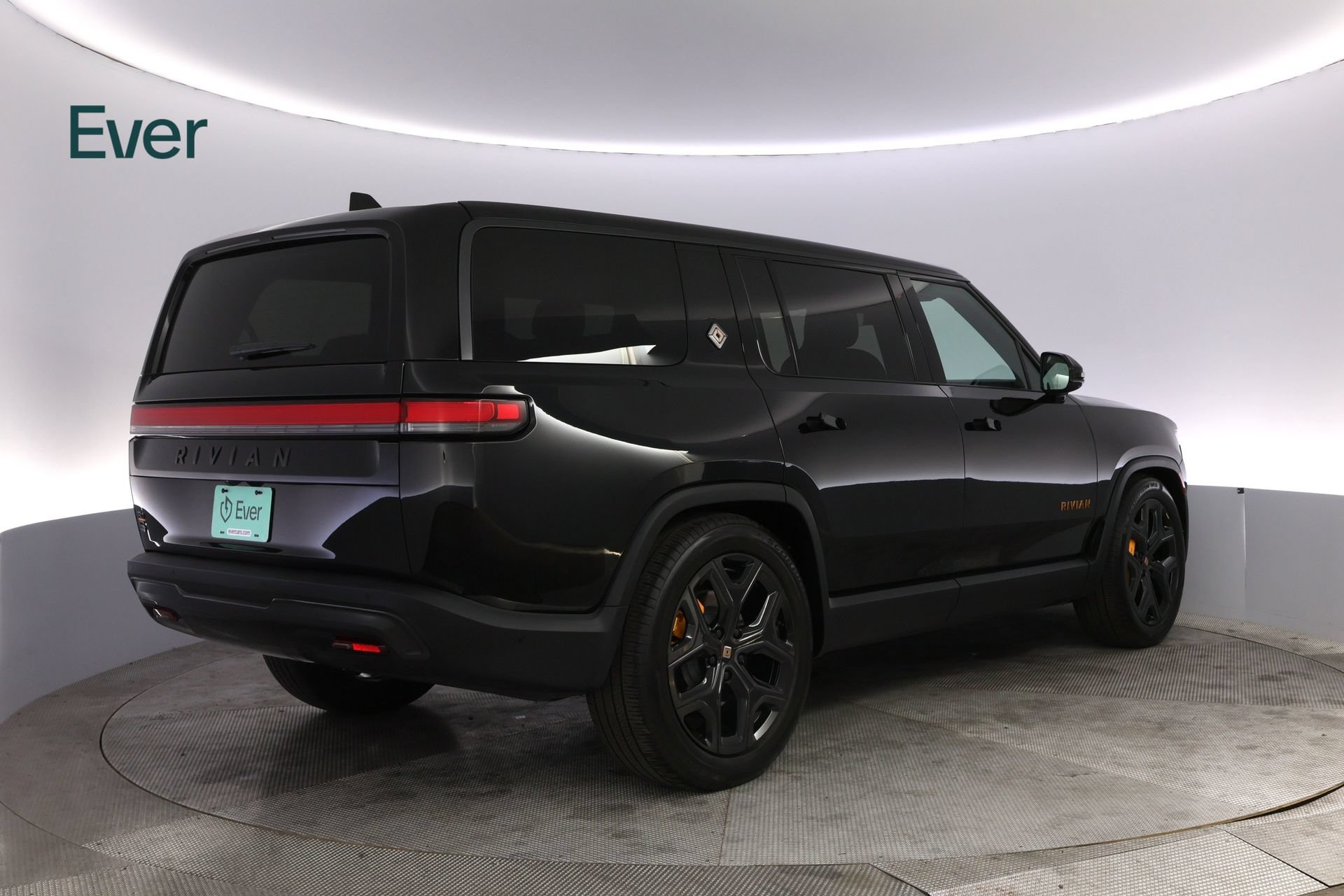 Used 2025 Rivian R1S Premium AWD/4WD image 3