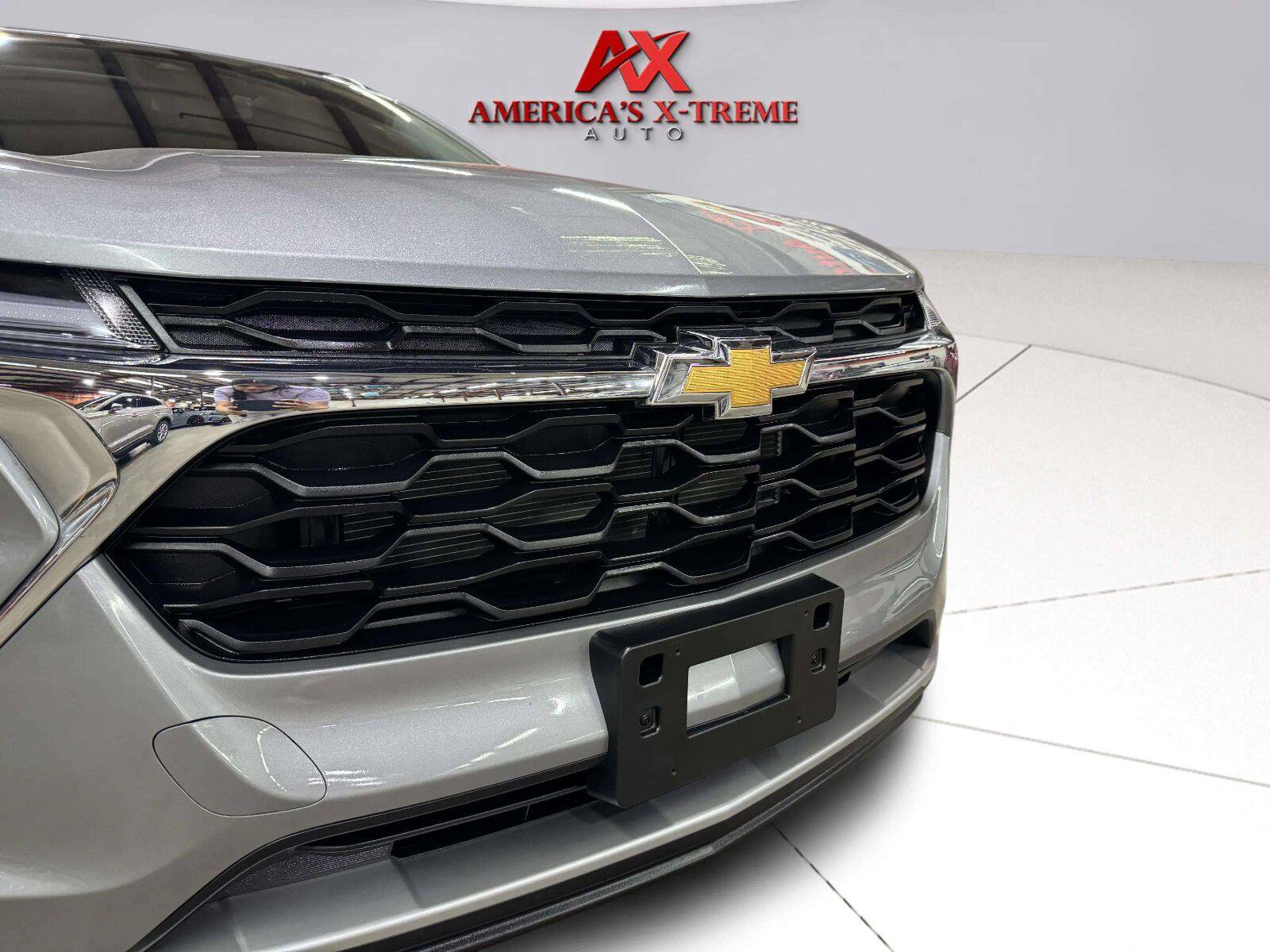 Used 2025 Chevrolet Trax LT w/ Sunroof Package FWD image 11