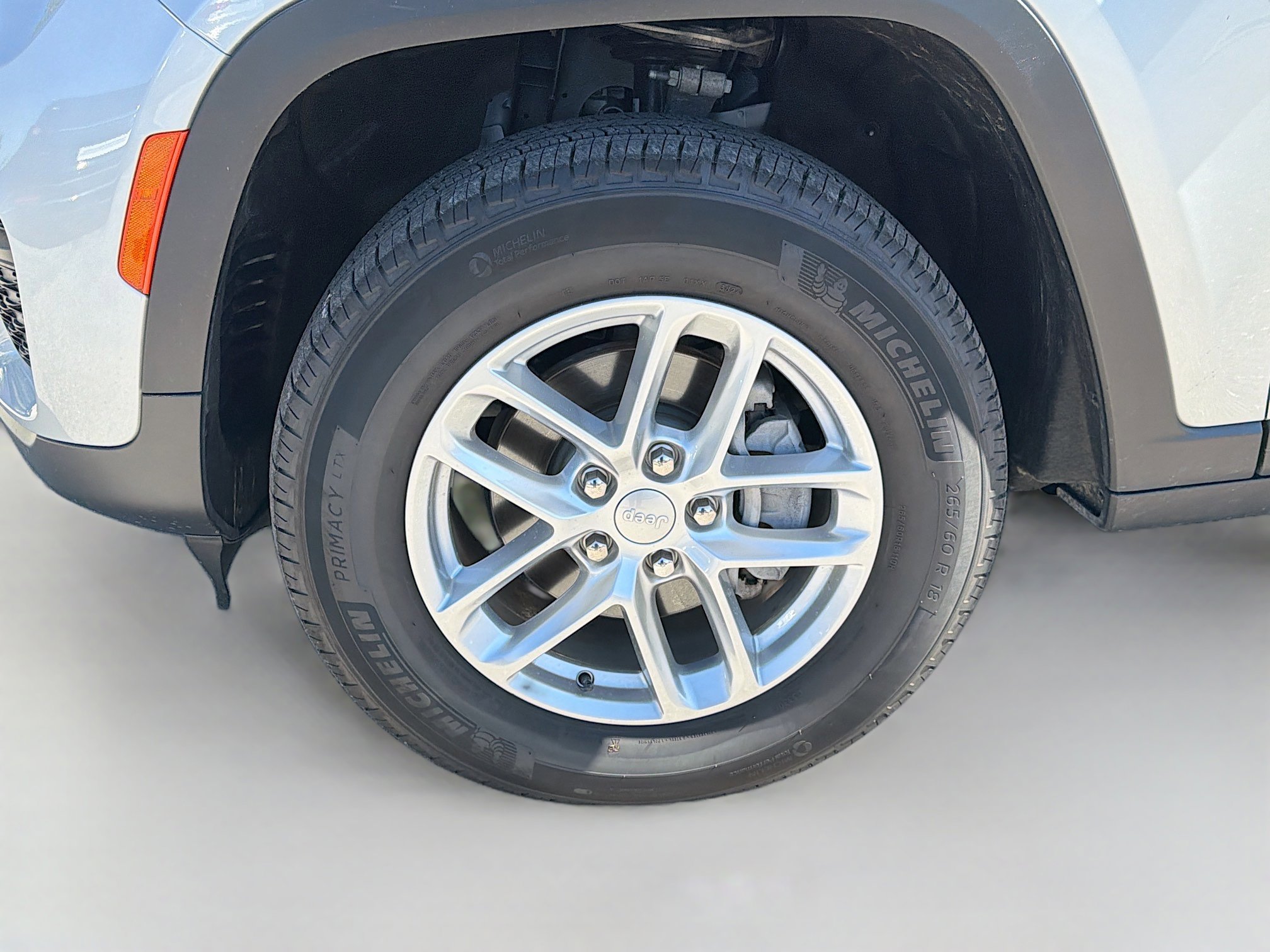 Used 2025 Jeep Grand Cherokee Laredo X image 37