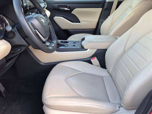 Used 2024 Toyota Highlander XLE FWD image 16
