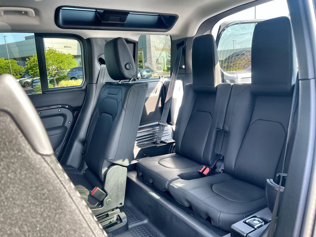 Used 2025 Land Rover Defender 110 S image 19