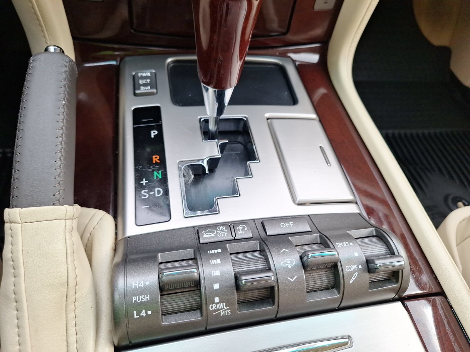 Used 2013 Lexus LX 570 4WD w/ Luxury Pkg image 27