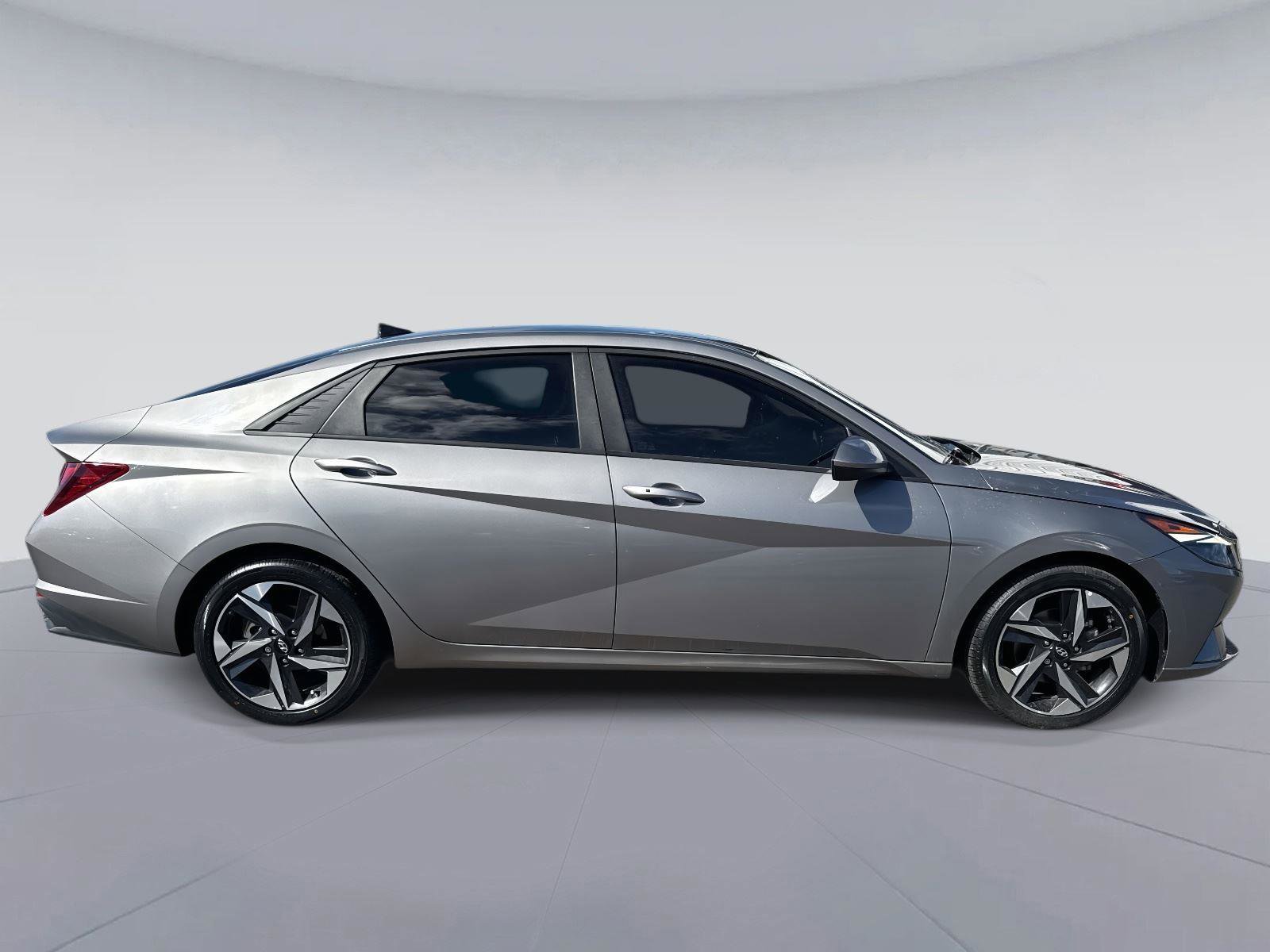 Used 2023 Hyundai Elantra SEL w/ Convenience Package image 2