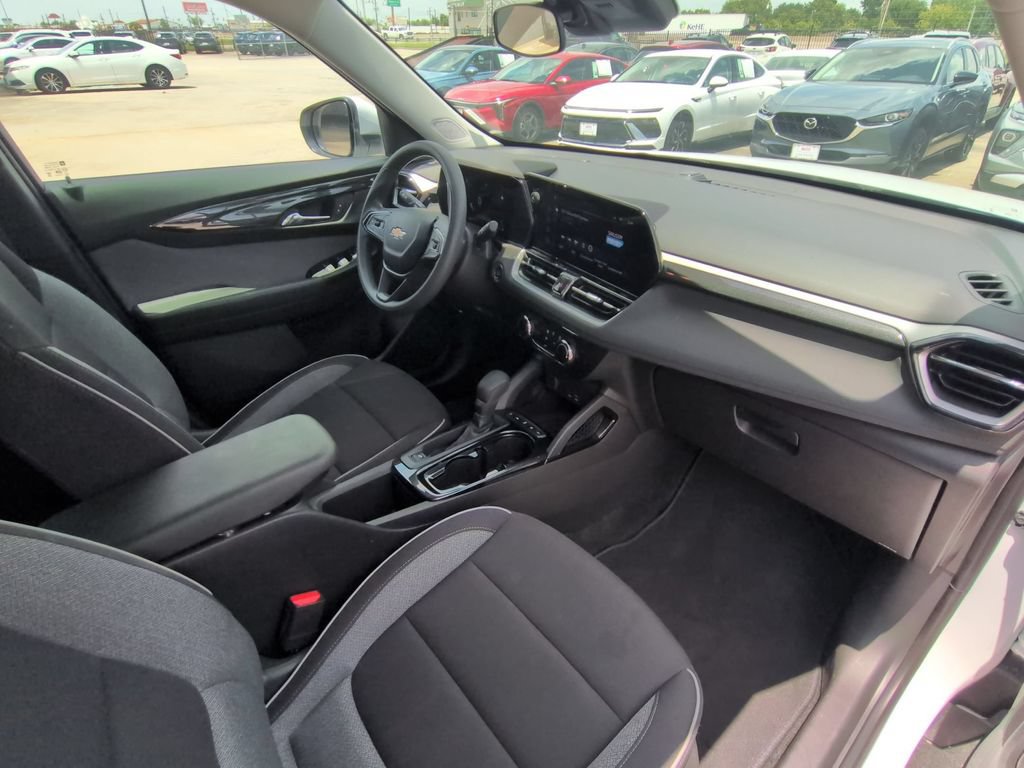 Used 2025 Chevrolet TrailBlazer LT AWD/4WD image 31