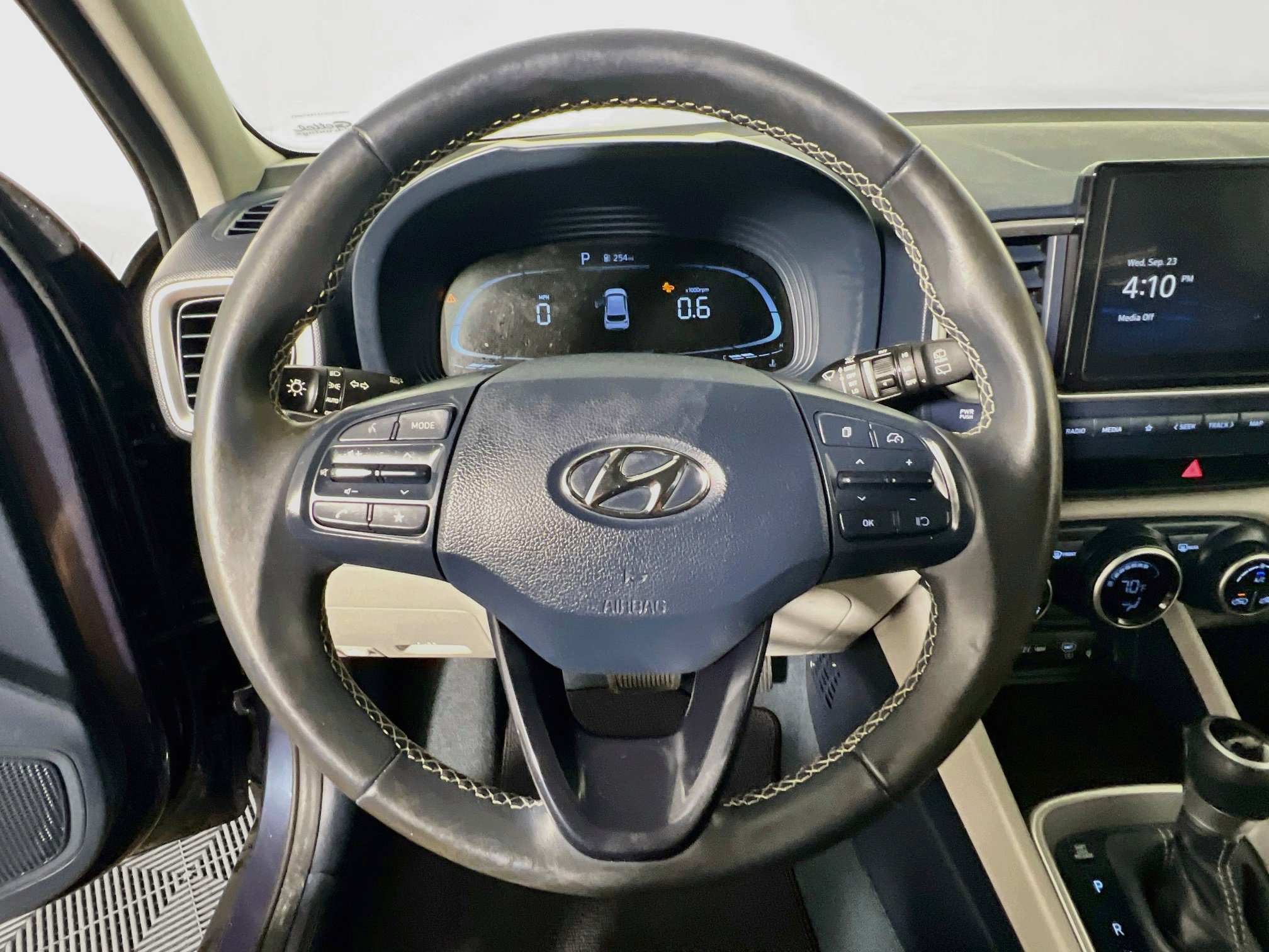 Used 2024 Hyundai Venue Limited FWD image 17