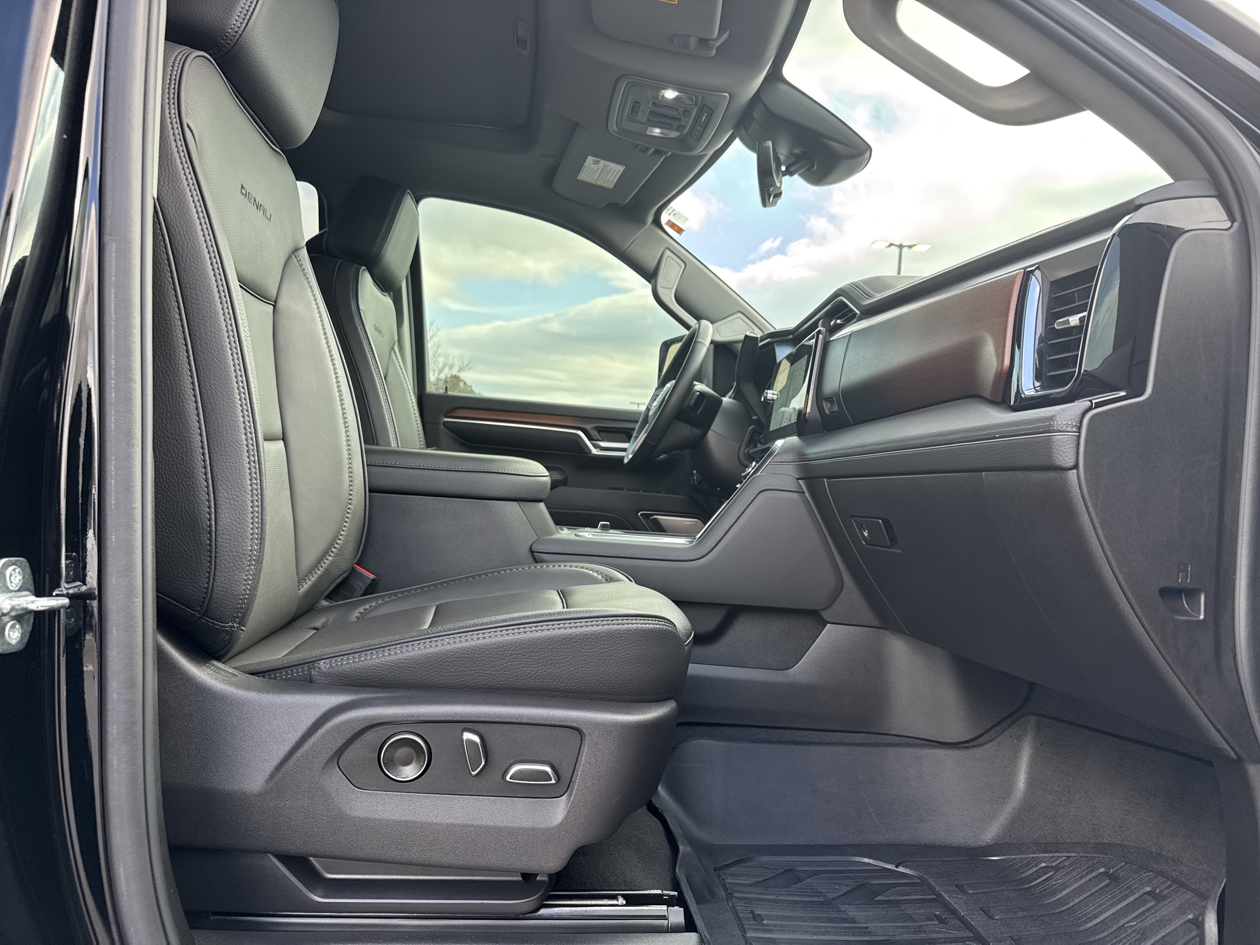 Used 2024 GMC Sierra 3500 Denali w/ Denali Reserve Package image 32