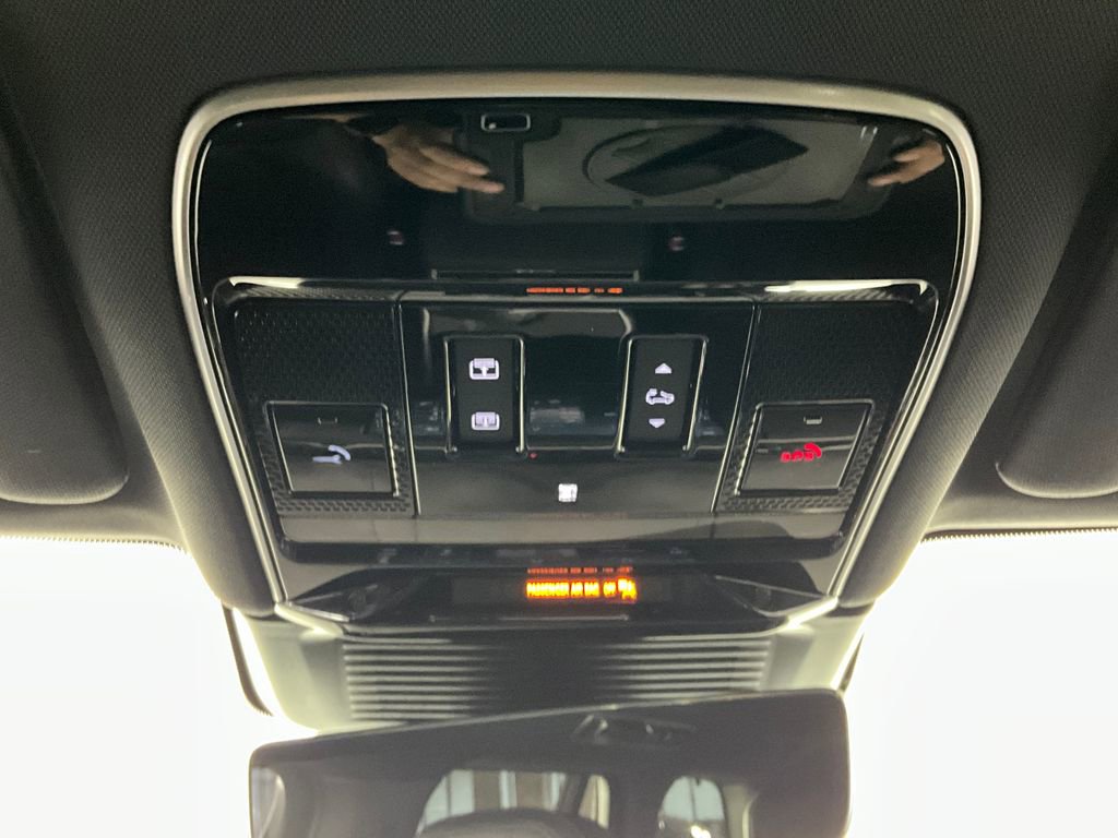 Certified 2025 Land Rover Range Rover SE AWD/4WD image 13