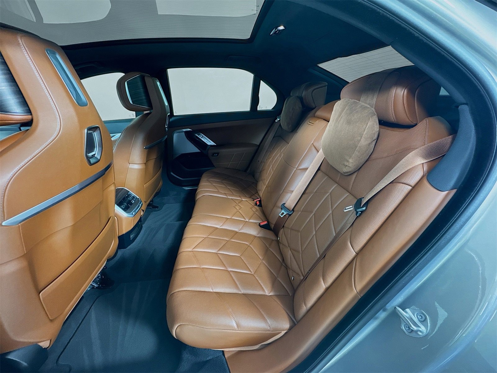 Used 2023 BMW 760i xDrive w/ Luxury Rear Seating Package image 24