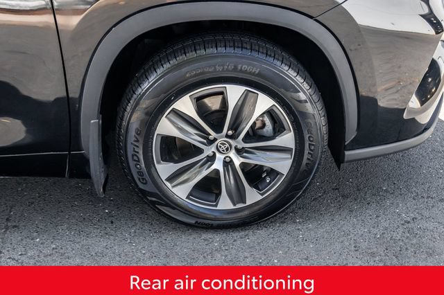 Used 2023 Toyota Highlander XLE AWD/4WD image 9