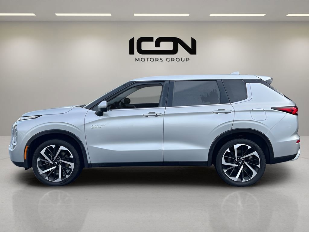 Used 2024 Mitsubishi Outlander SE image 2