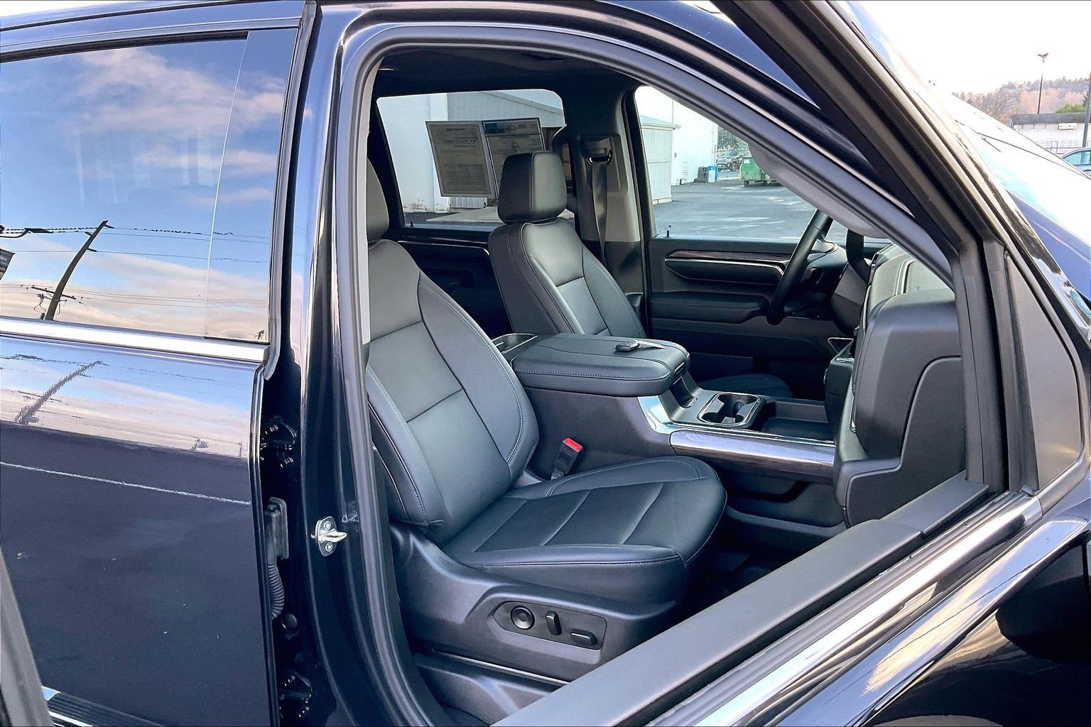 Used 2024 Chevrolet Silverado 3500 LTZ w/ LTZ Convenience Package image 7