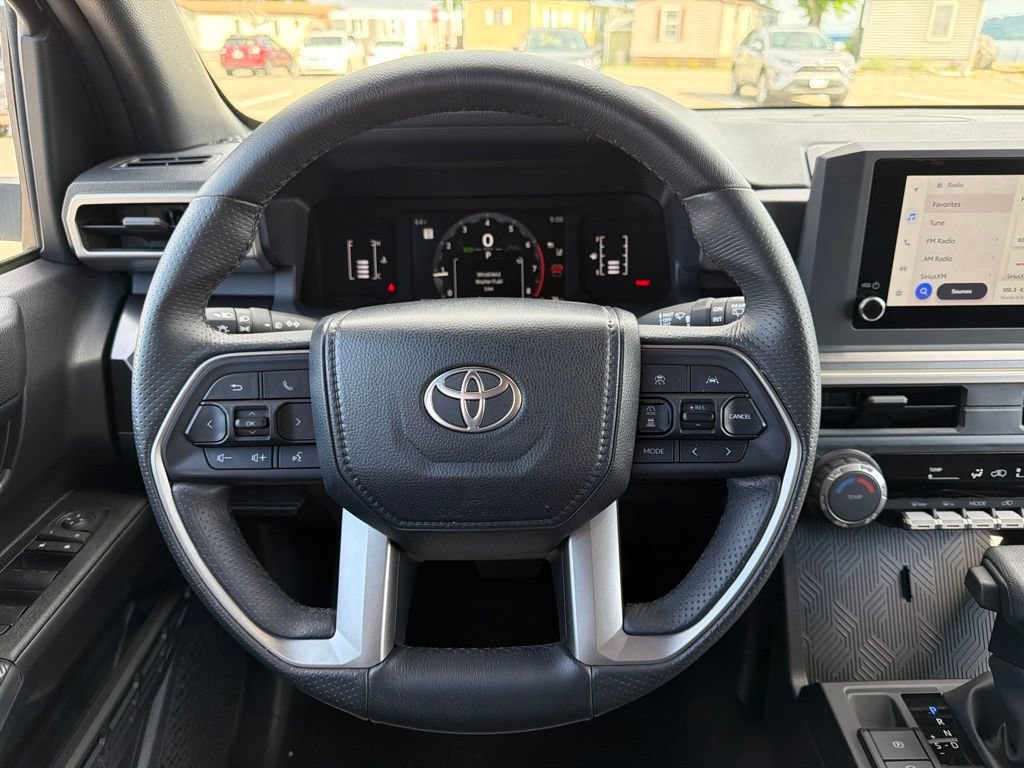Used 2025 Toyota 4Runner SR5 AWD/4WD image 13
