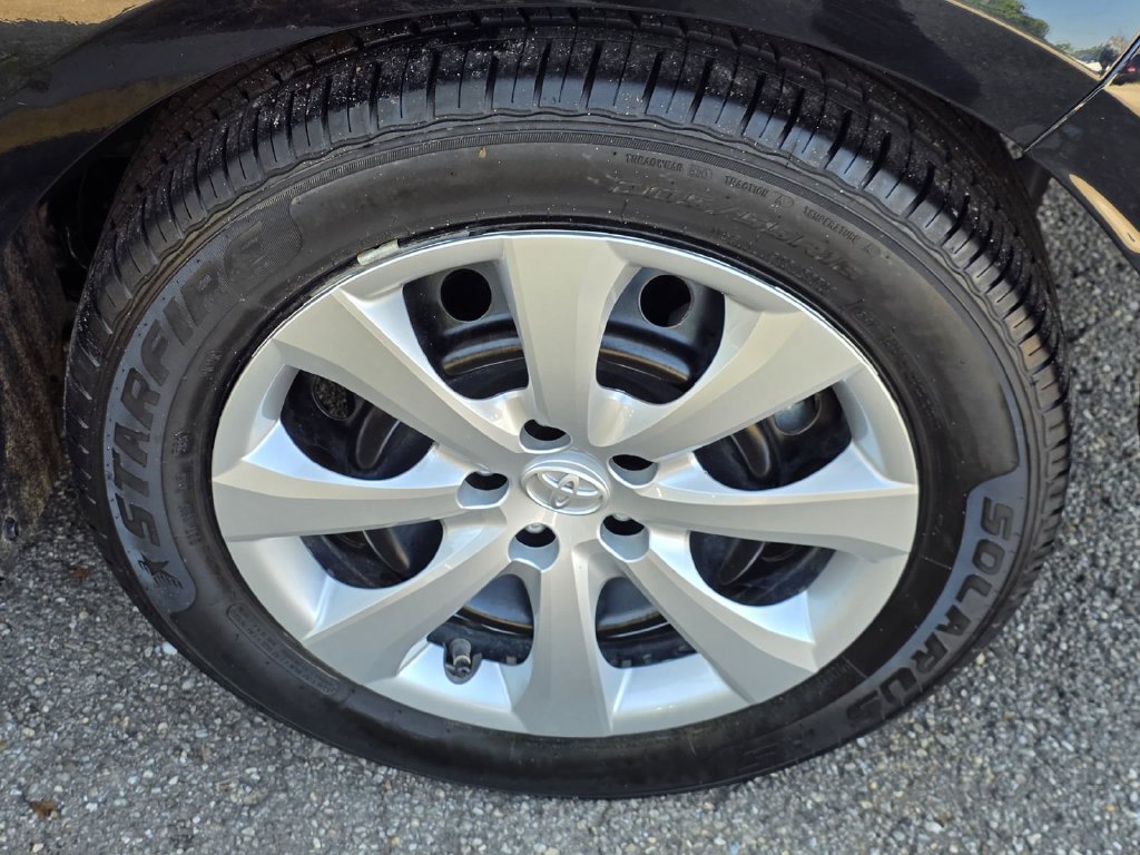 Used 2025 Toyota Corolla LE FWD image 27