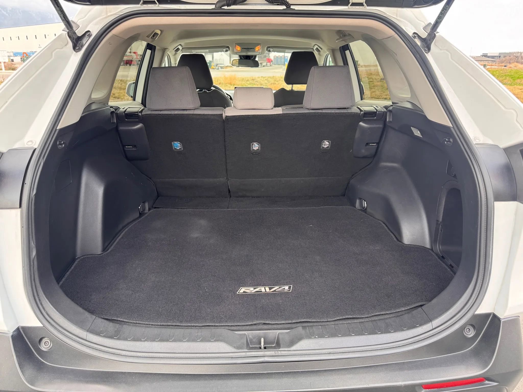 Used 2021 Toyota RAV4 XLE w/ Carpet Mat Package (TMS) image 17
