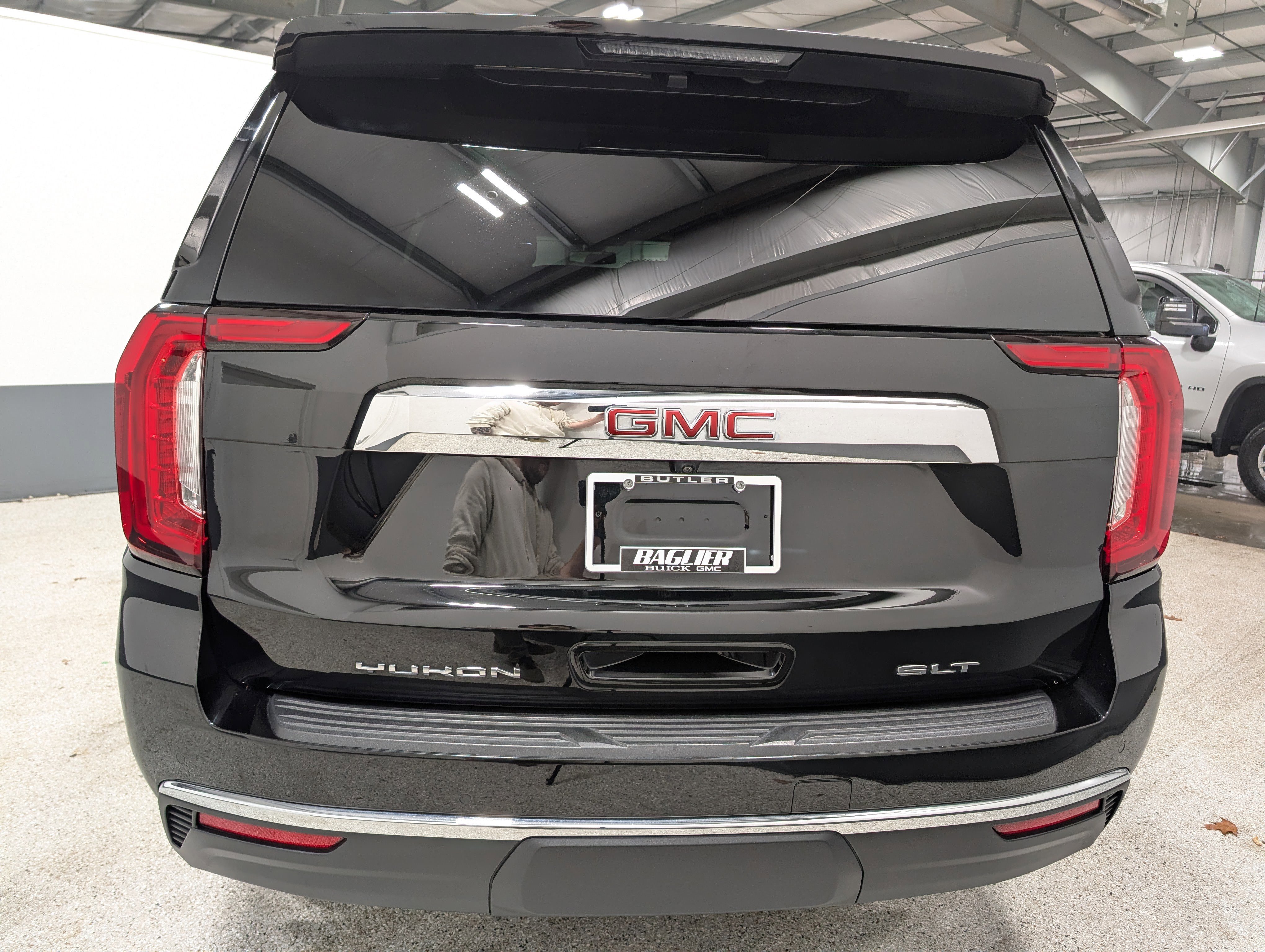 Used 2022 GMC Yukon XL SLT w/ SLT Luxury Package image 4