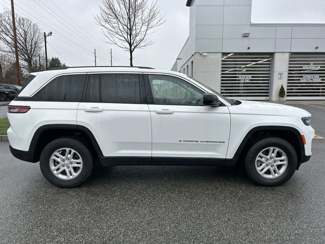 Used 2023 Jeep Grand Cherokee Laredo AWD/4WD image 9