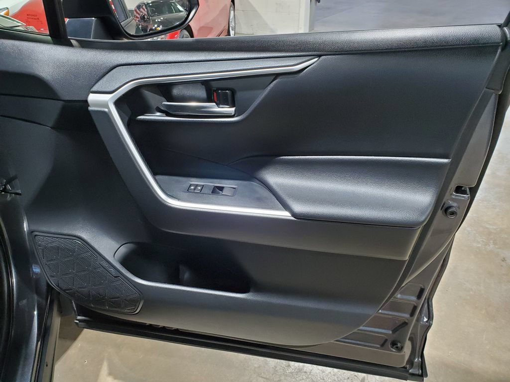 Used 2020 Toyota RAV4 XLE AWD/4WD image 15