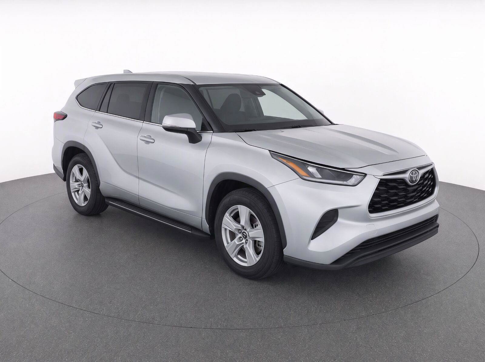 Used 2021 Toyota Highlander L FWD image 2