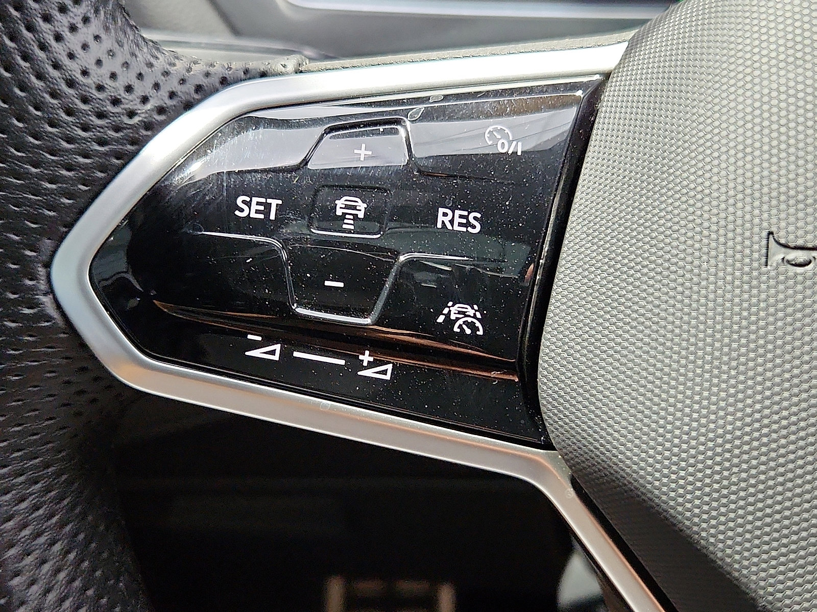 Certified 2023 Volkswagen Tiguan SE R-Line FWD image 18