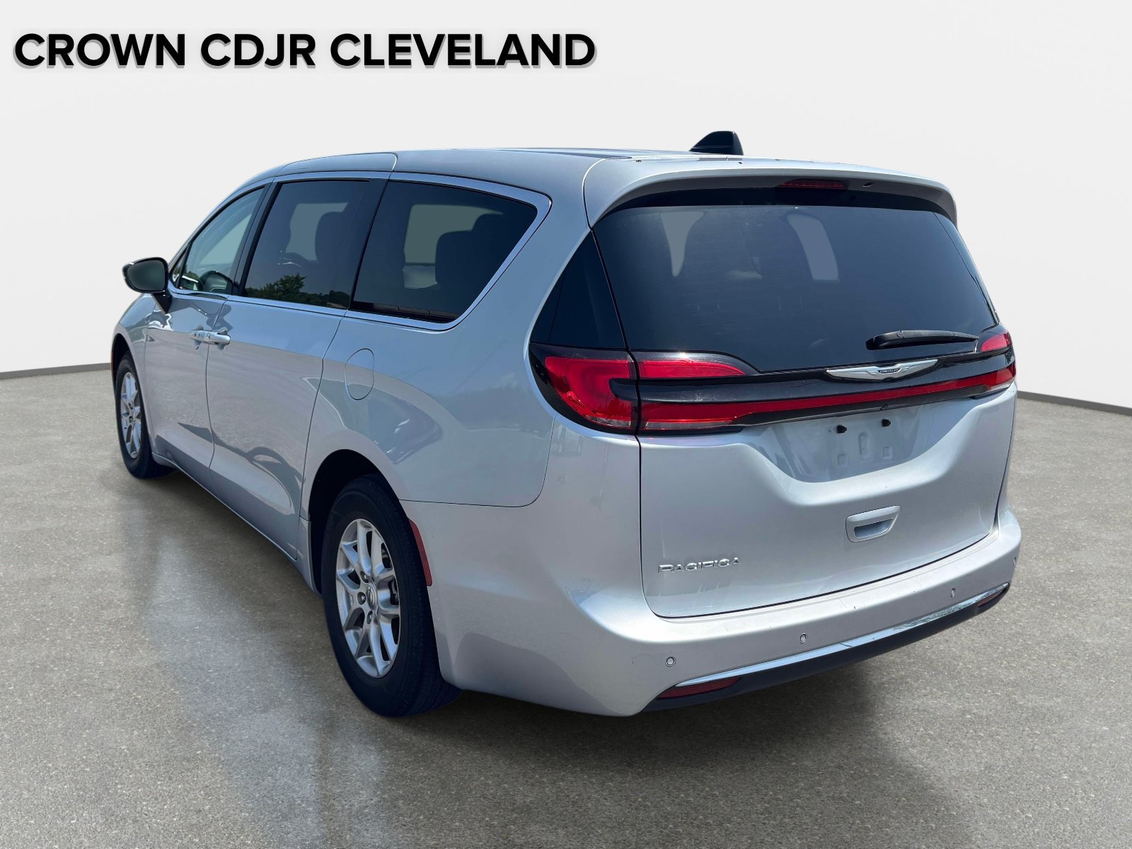 Used 2024 Chrysler Pacifica Touring-L FWD image 4