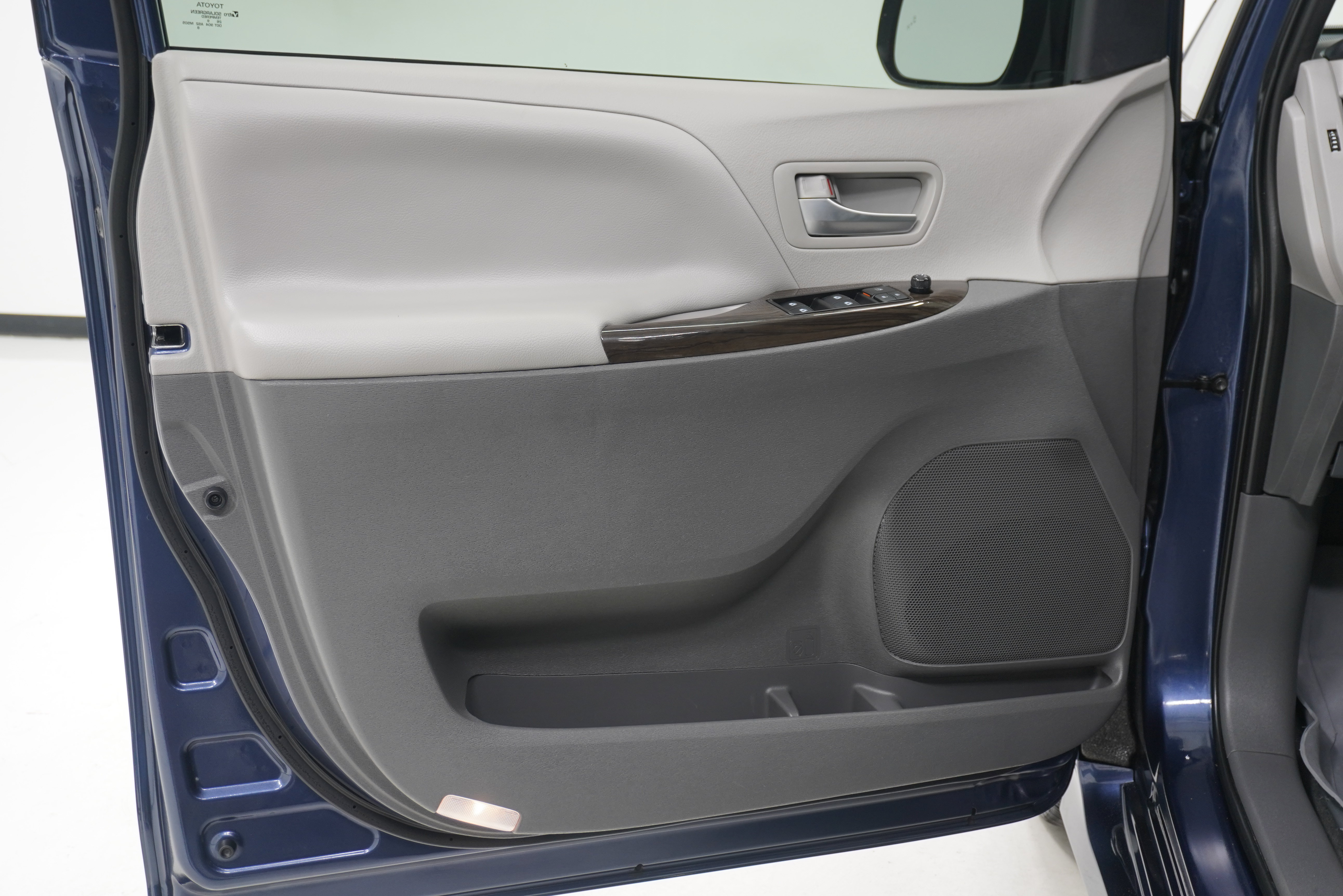 Used 2020 Toyota Sienna XLE w/ XLE Navigation Package FWD image 15