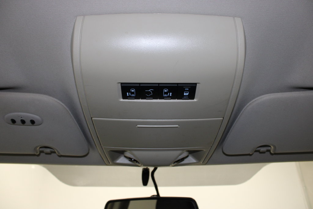 Used 2014 Chrysler Town & Country Touring FWD image 17