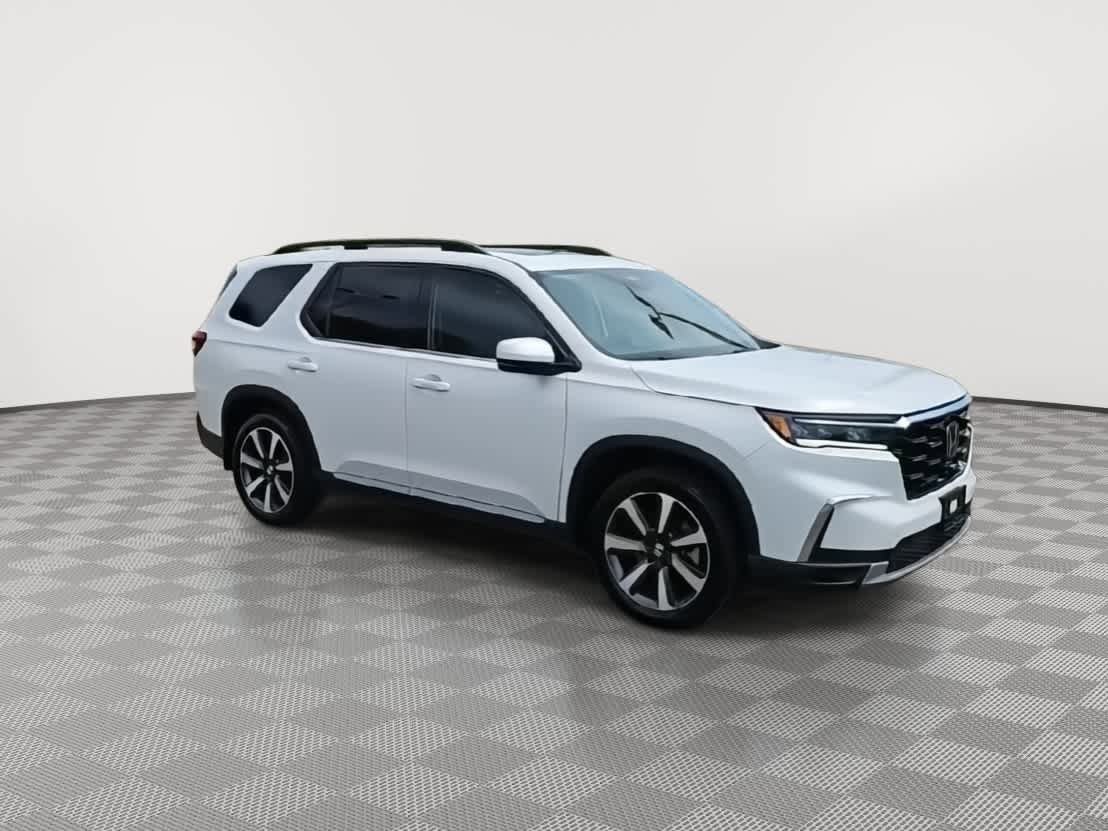 Used 2023 Honda Pilot Touring image 2