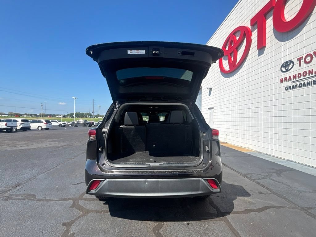Used 2022 Toyota Highlander XLE AWD/4WD image 33