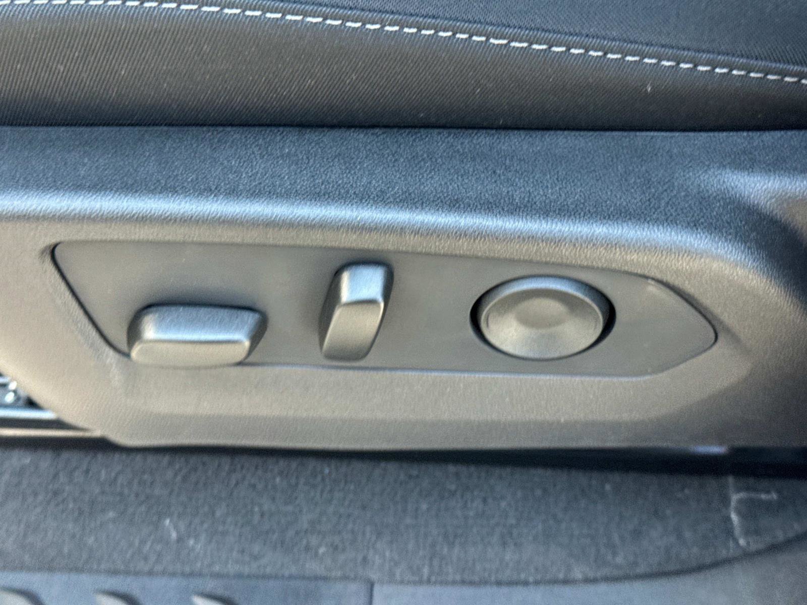 New 2025 GMC Canyon Elevation w/ Convenience Package image 19