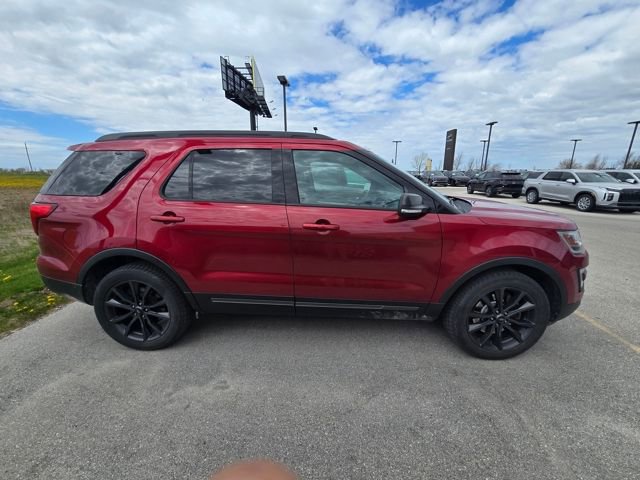 Used 2017 Ford Explorer XLT w/ Equipment Group 202A AWD/4WD image 3
