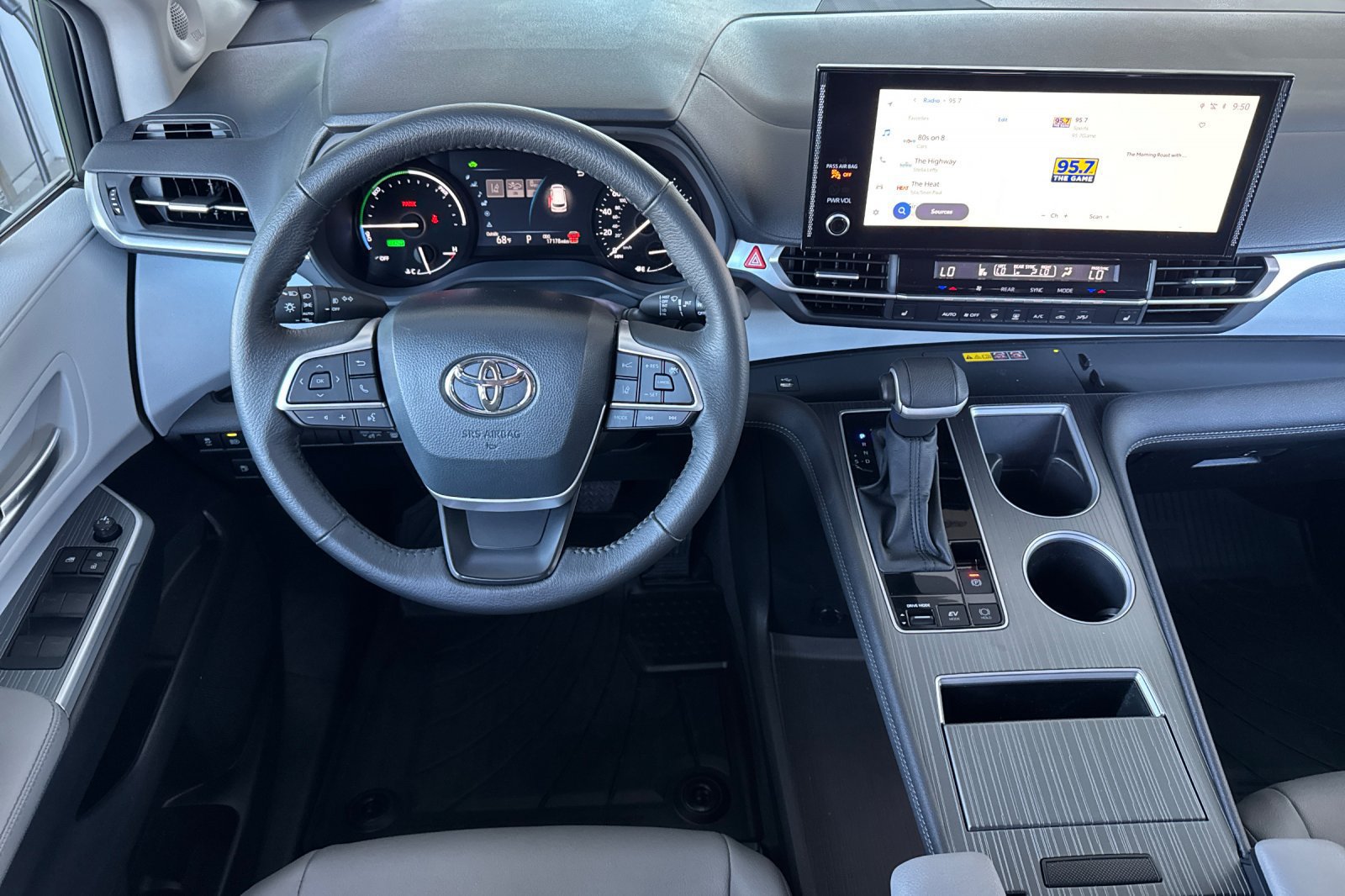 Used 2025 Toyota Sienna XLE FWD image 19