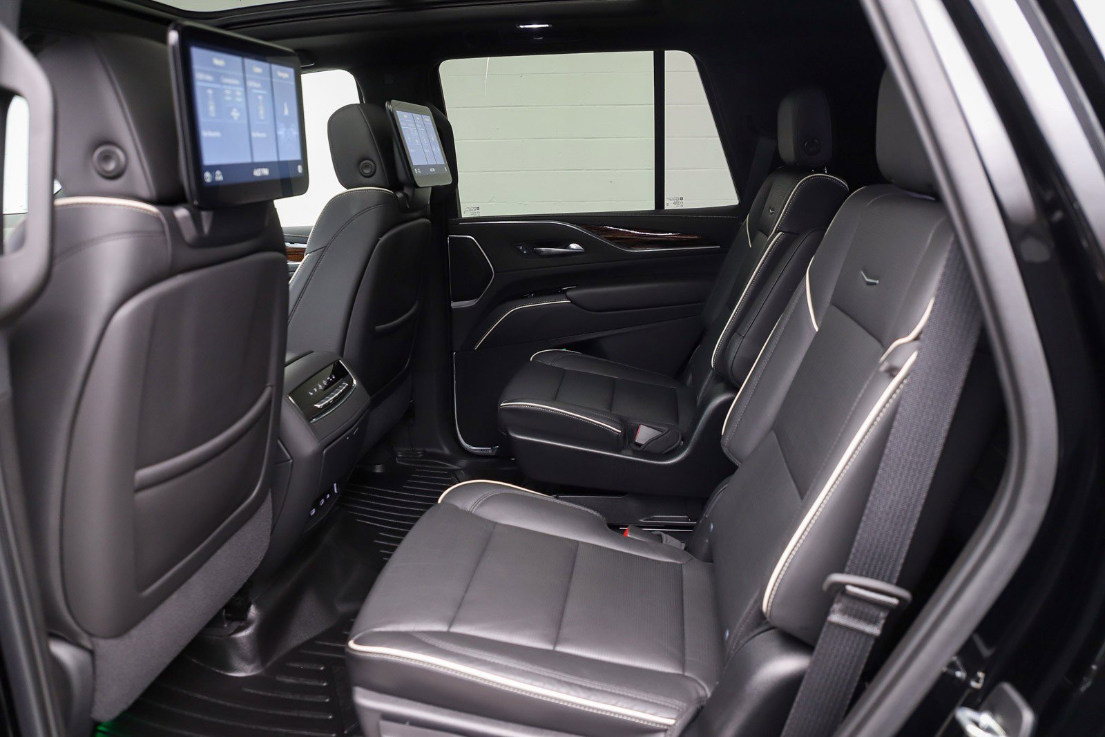 Used 2021 Cadillac Escalade Premium Luxury AWD/4WD image 23