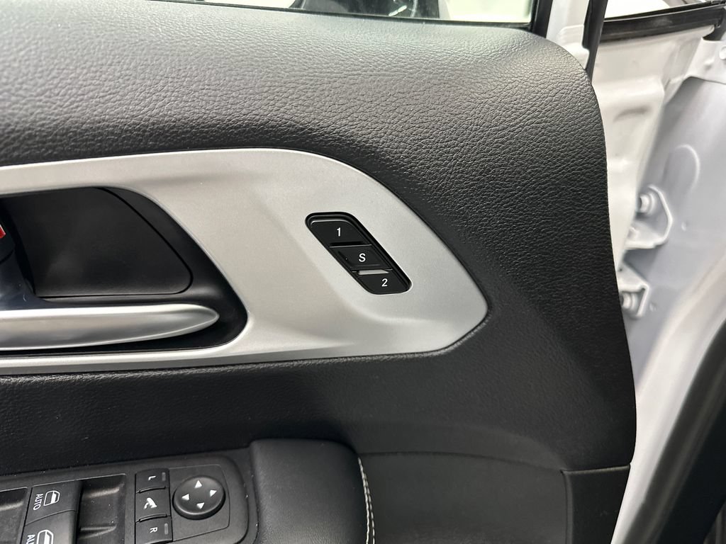 Used 2025 Chrysler Pacifica Limited FWD image 12