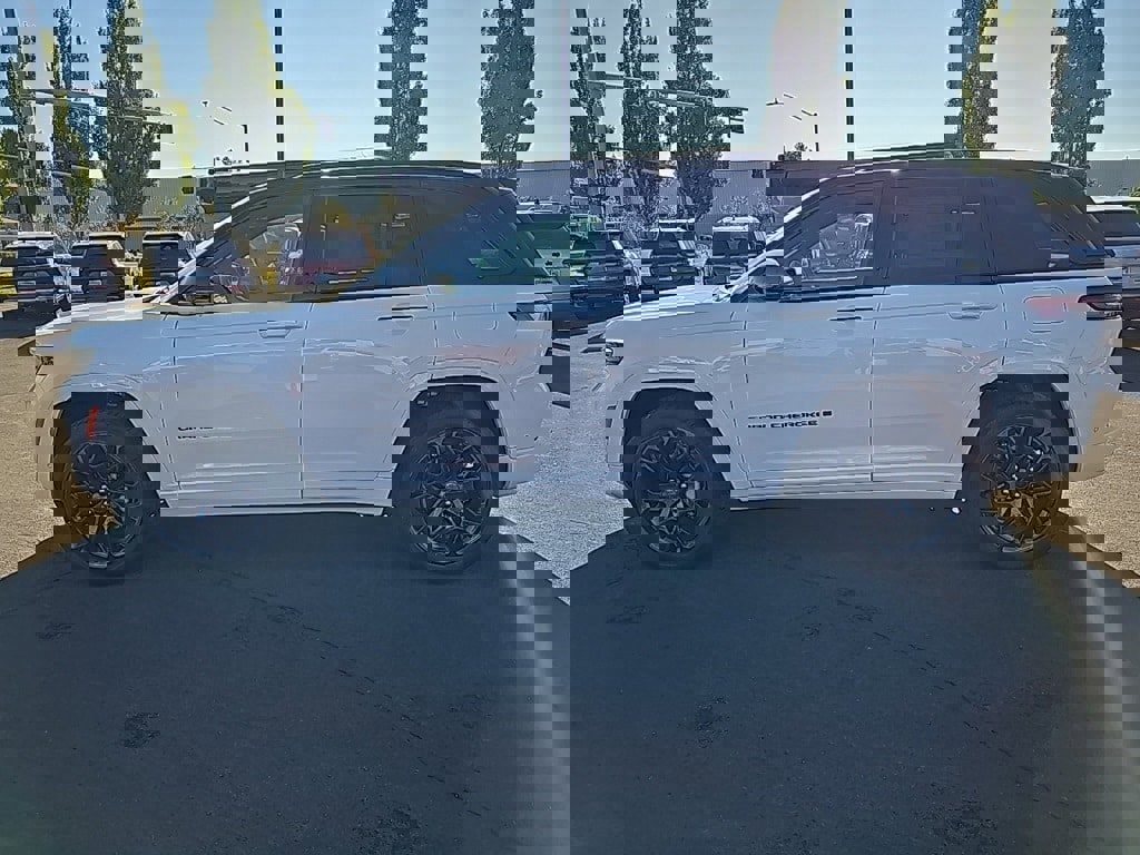 New 2025 Jeep Grand Cherokee Summit image 2