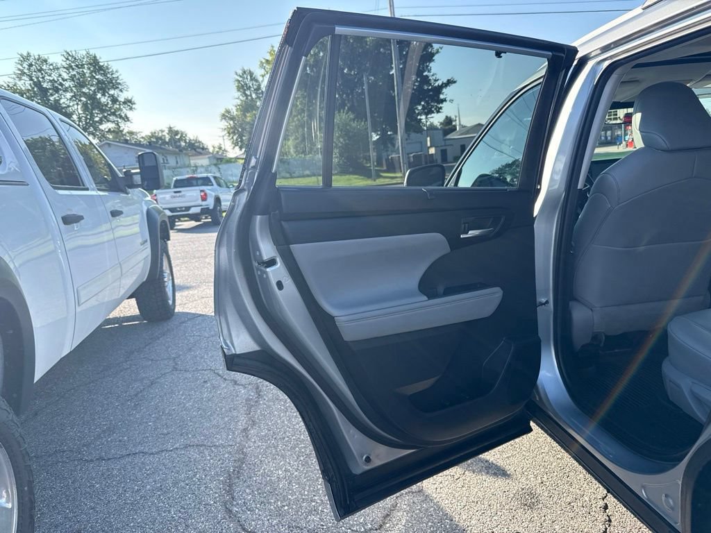 Used 2022 Toyota Highlander XLE AWD/4WD image 12
